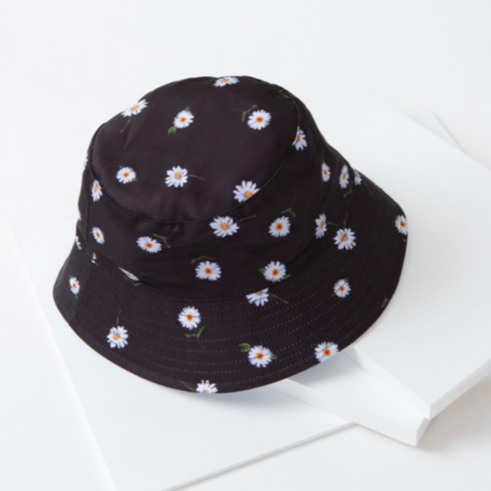 NWT Alice + Olivia Reversible Bucket Hat